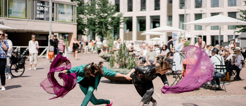 Kaksi tanssijaa esiintyy Kasarmintorin kesätapahtumassa.
