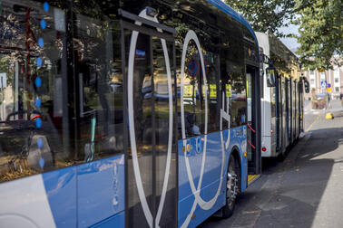 Sähköbusseja kuvituskuvassa.