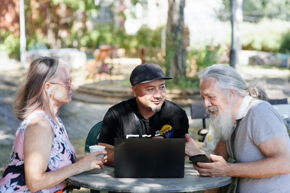 A digital support person meeting with older people