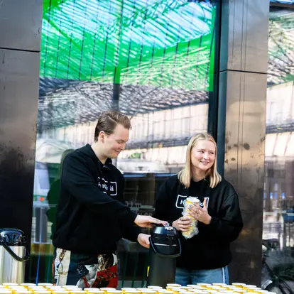 700 000 helsinkiläistä -kampanjan kahvitarjoilu Helsingin päärautatieasemalla.