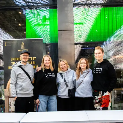 Iloisia helsinkiläisiä Helsingin päärautatieasemalla.