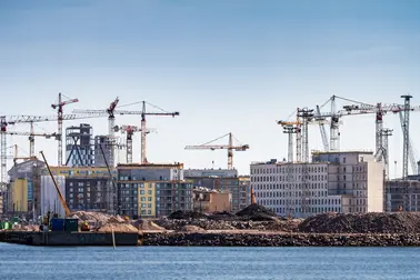 Nostokurkia ja keskeneräisiä rakennuksia Jätkäsaaressa.