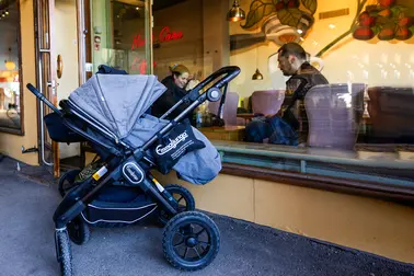 Kuvituskuva, jossa lastenvaunut kahvilan edessä.