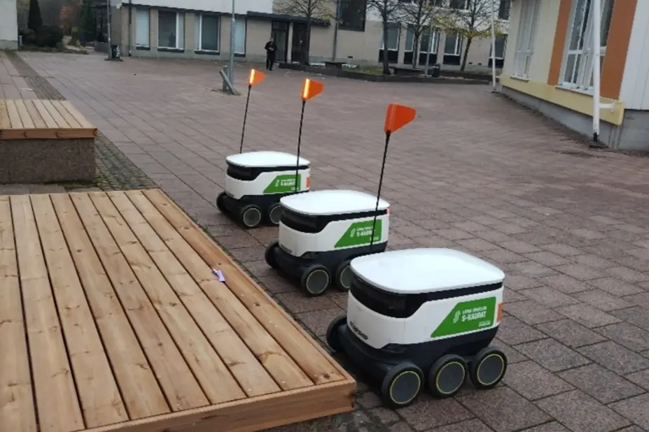 Kuvituskuva, jossa ruokakaupparobotteja.