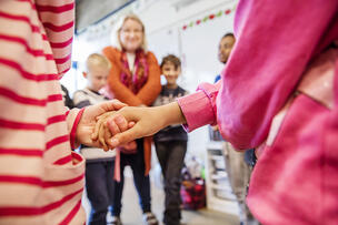 Opettaja ja oppilaat oppitunnilla