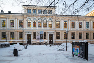 Kuva Annantalosta pääsisäänkäynniltä päin lumisessa maisemassa.