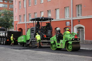 Asfaltointia Vilhovuorenkadulla.