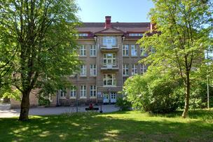 Auroran sairaalarakennus.