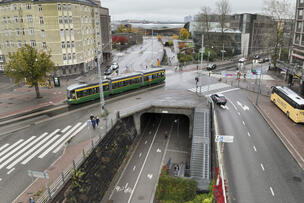 Arkadiankadun silta ylittää Baanan Hotelli Presidentin kohdalla.