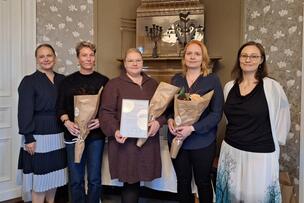 Ehkäisevän päihdetyön palkitut ja kunniakirjojen ja kukkien antajat yhteiskuvassa.