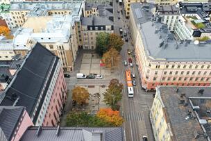 Ilmakuva torialueesta. Torin oikealla laidalla kulkee Fredrikinkatu.
