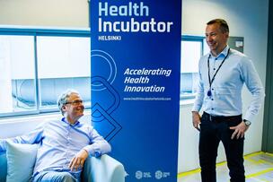 Kaksi miestä Health Incubator Helsingin rollupin vieressä.