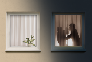 Kaksi vierekkäistä ikkunaa, joista toisessa on verhot kiinni ja toisessa ikkunassa näkyy verhojen takaa kaksi riitelevää hahmoa.