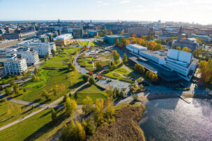 Ilmakuva Töölönlahdesta ja Finlandia-talosta syksyn ruskassa.