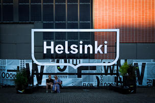 Suurikokoinen Helsinki-tunnus katukuvassa.