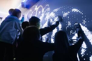 edtech-teknologian kokeilua, lapset tutkivat seinää