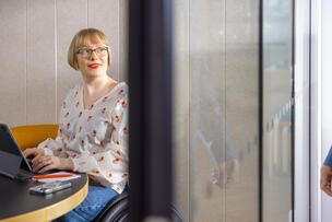 Nainen istuu pyörätuolissa.