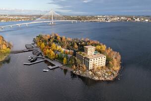 Alustava havainnekuva Hylkysaaren tulevasta rakentamisesta. Vanha luotsiasema on etualalla.