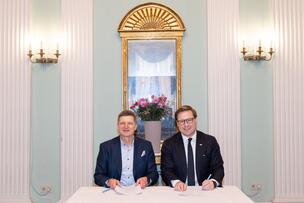 Allekirjoitustilanne pöydän ääressä