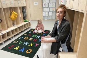 Nainen ja lapsi päiväkodissa