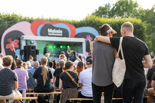 Dadka jooga festifaalka dhacdooyinka xagaaga ee Malmi waxay daawanayaan riwaayado.
