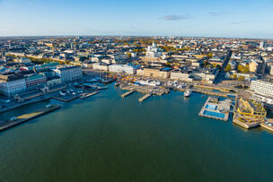 Ilmakuva Helsingistä merenrannalta Kauppatorin edustalta.