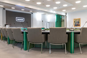 Kaupunginhallituksen istuntosali.