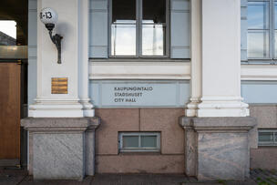 Kuva kaupungintalon julkisivusta. Seinässä teksti kaupungintalo kolmella kielellä.