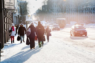 Människor på gatan på vintern.
