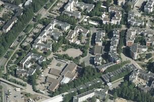 Ilmakuva alueesta, jossa kerrostaloja.