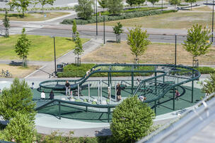 Makasiinipuiston verkkokiipeilyteline on 30 metriä pitkä ja parhaimmillaan nousee 2,5 metrin korkeuteen.