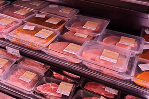 Kaupassa pakattuja elintarvikkeita kylmäkaapissa.