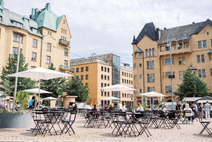 Kasarmitorilla oli kesäterassi vuonna 2021.