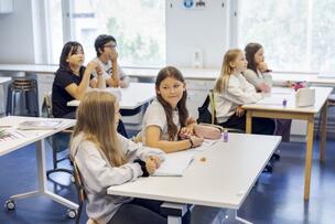 Oppilaita peruskoulun tunnilla.