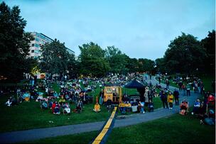 Koffari täynnä ihmisiä