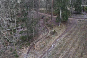 Rinne, jossa näkyy muutama porrasaskelma.