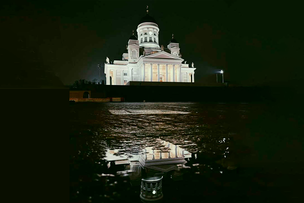 Tuomiokirkko iltavalaistuksessa.