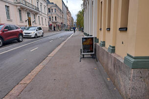 Siirtokehotuksia lähetetään väärin asetettujen mainostelineiden asettajille, kuten kuvassa.