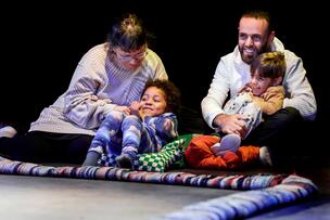 Kulttuurin kummilapset -teatteriesitys.