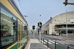 Raitiovaunu Mannerheimintiellä syyskuun alussa.  Mannerheimintien peruskorjaus on lähes valmis ja kadulla tehdään enää viimeisiä viilauksia.