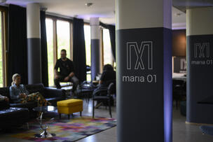 Startup-kampus Maria 01:n tiloissa keskustelee henkilöitä.