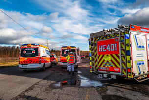 Kuvassa kaksi ambulanssia ja paloauto