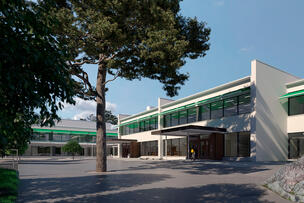 Havainnekuva koulusta perusparannuksen jälkeen.