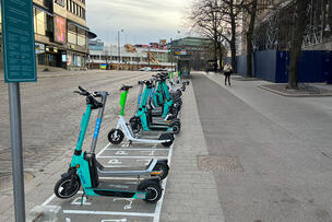 Elsparkcyklar parkerade i centrum sommaren 2022.