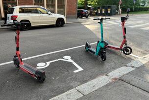 Sähköpotkulautoja pysäköitynä.