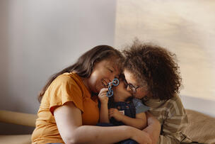 Onnellinen perhe halaa toisiaan.