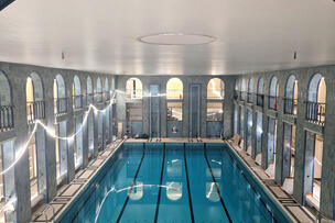 Isompi uima-allas, jossa on vettä-