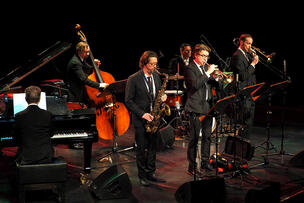 Umo Jazz Orchestran pienyhtye esiintymässä. 