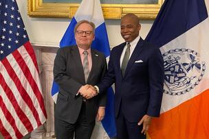 Helsingfors borgmästare Juhana Vartiainen och New Yorks borgmästare Eric Adams.