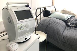 Lääkeautomaatti yöpöydällä